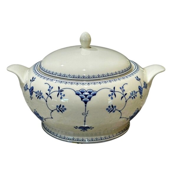 Churchill Helsinki Finlandia Covered Serving Bowl Smooth Edge Blue White England
